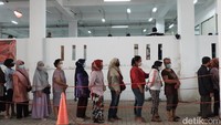 Kendati demikian, warga terlihat tertib mengantre dan tidak terjadi rebutan. Selain itu, petugas Satpol PP juga terlihat berjaga di sekitar lokasi pelaksanaan OPM minyak goreng.   