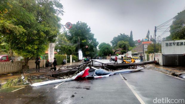 Baliho jatuh timpa pengendara di Jl Wastukencana, Kota Bandung