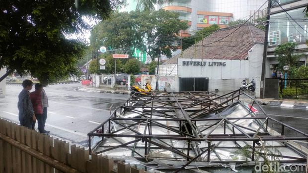 Baliho jatuh timpa pengendara di Jl Wastukencana, Kota Bandung