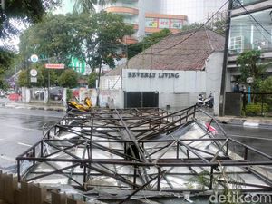 Detik-detik Mengerikan Baliho Roboh Timpa 2 Pengendara di Bandung