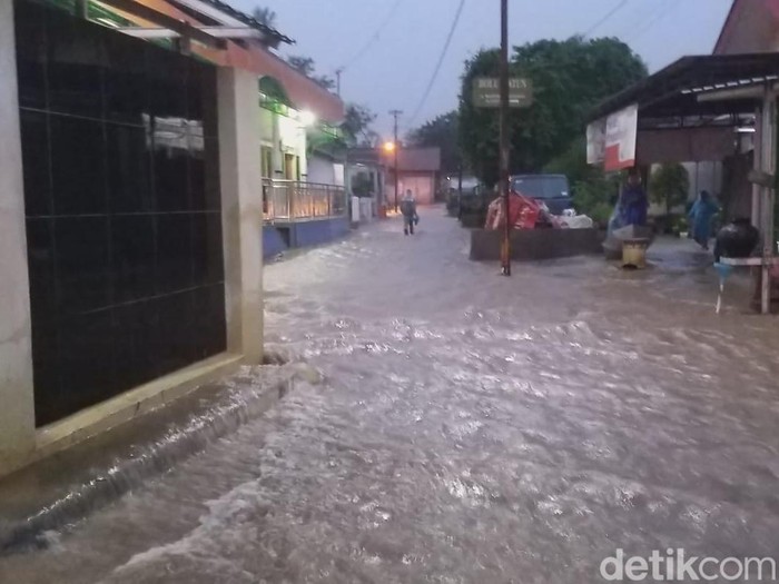 Banjir bandang menerjang wilayah selatan Kabupaten Brebes, Sabtu (26/2/2022).