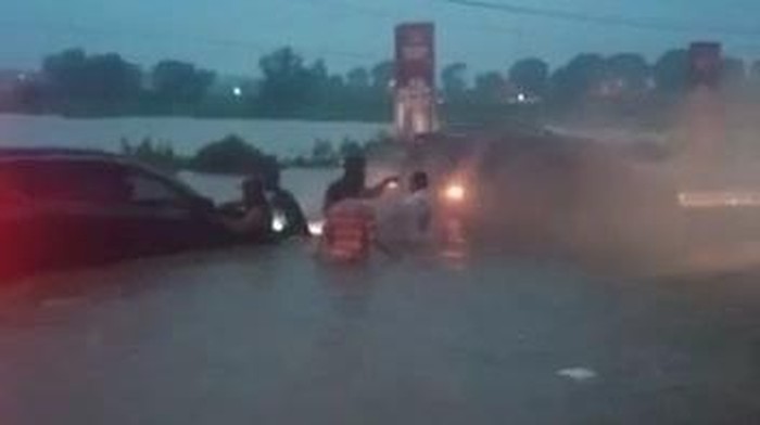 Hujan deras selama tiga jam pada sore tadi mengakibatkan banjir luapan di 9 titik Kabupaten Mojokerto. Banjir kali ini terjadi karena sejumlah irigasi dan sungai tak mampu menampung debit air hujan.