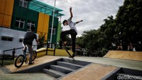 Sejumlah warga beraktivitas olahraga di kawasan Lapangan Multiguna Margahayu, Gedung Creative Center, Kota Bekasi. Lokasi ini merupakan tempat sarana kreasi dan olahraga bagi warga Bekasi.  