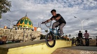 Di lokasi itu banyak anak muda menyalurkan hobinya dengan melakukan atraksi olahraga.  