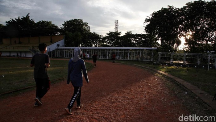 Sejumlah warga beraktivitas olahraga di kawasan Lapangan Multiguna Margahayu, Gedung Creative Center, Kota Bekasi, Kamis (24/2). Lokasi ini merupakan tempat sarana kreasi dan olahraga bagi warga Bekasi.
