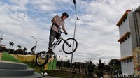 Di lokasi itu juga banyak warga yang melakukan olahraga. Seperti bermain sepeda, skateboard, jogging dan lainnya.  