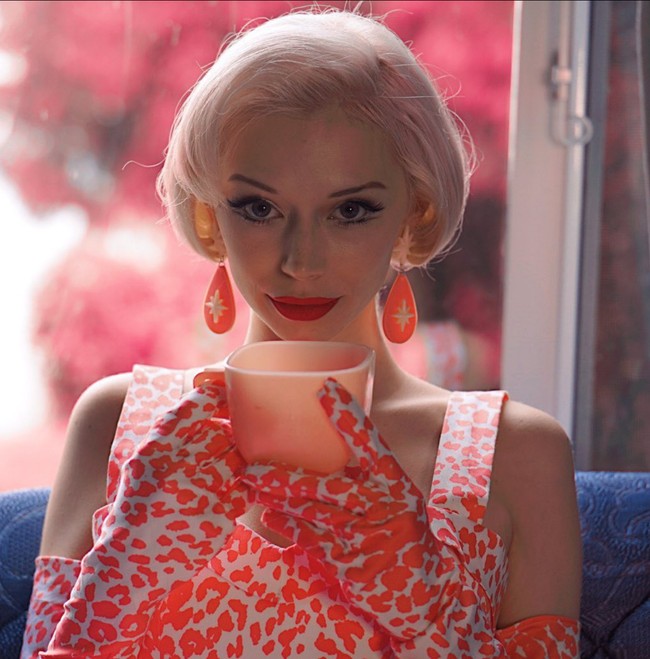 Tampil dengan gaya mirip Marilyn Monroe membuat Bianca sering kali jadi perhatian orang saat dia keluar rumah. Terutama di kalangan orang-orang berusia senja. Foto: Instagram/@pinuppixietm