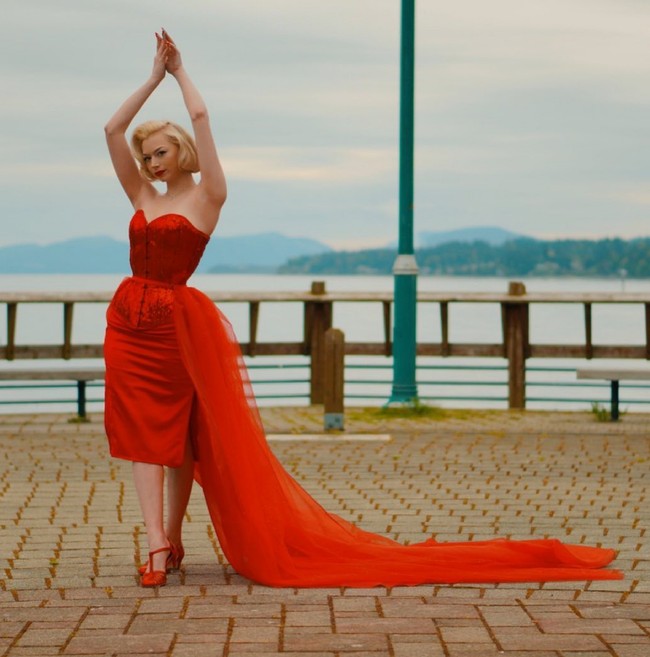 “Kalau saya pergi ke toko antik, saya sering disapa para orang tua yang tidak mengenal saya dari media sosial tapi hanya ingin berkomentar tentang gaya busana, karena membuat mereka bernostalgia,” pungkasnya. Foto: Instagram/@pinuppixietm