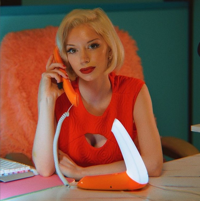 “Saya jadi suka mencari berbagai pakaian dan aksesori vintage dan berdandan seperti itu setiap hari,” cerita ibu tiga anak ini. Foto: Instagram/@pinuppixietm