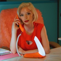 “Saya jadi suka mencari berbagai pakaian dan aksesori vintage dan berdandan seperti itu setiap hari,” cerita ibu tiga anak ini. Foto: Instagram/@pinuppixietm