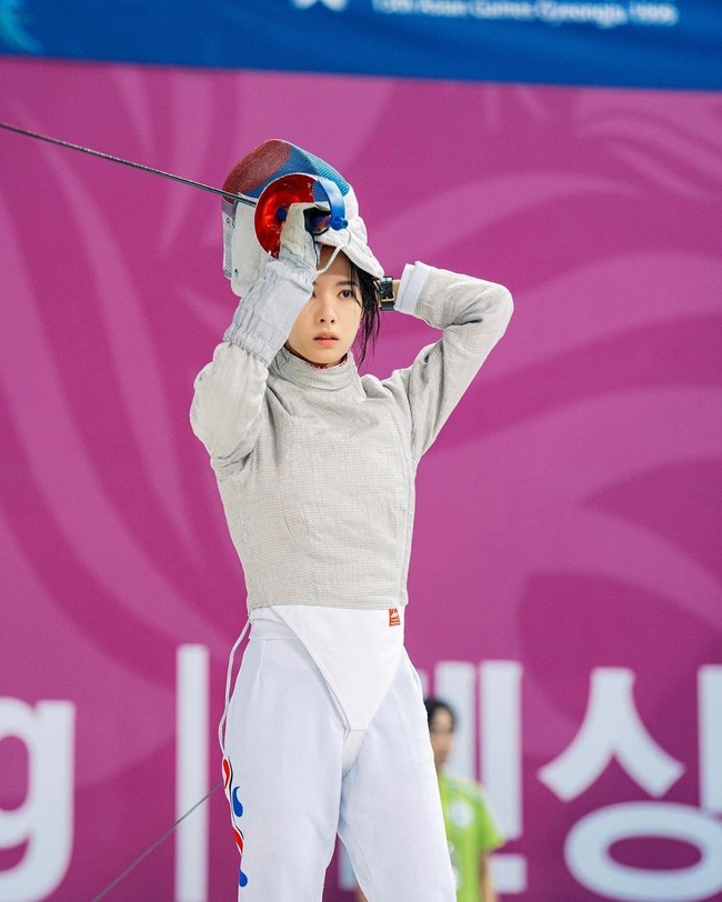 Sebelum membintangi drama Korea Twenty Five Twenty One, Bona WJSN menempati urutan ke-46. Kini namanya melambung dengan pesat setelah beradu akting dengan Kim Tae Ri sebagai Ko Yu Rim. Visual grup WJSN itu menjalani pemotretan dan menghiasi sejumlah majalah. Demi perannya Bona belajar anggar dengan atlet peraih emas selama tiga bulan setiap pagi. Foto: dok. Instagram @bn_95819