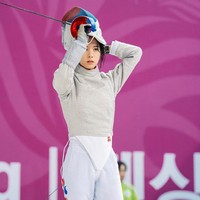 Sebelum membintangi drama Korea Twenty Five Twenty One, Bona WJSN menempati urutan ke-46. Kini namanya melambung dengan pesat setelah beradu akting dengan Kim Tae Ri sebagai Ko Yu Rim. Visual grup WJSN itu menjalani pemotretan dan menghiasi sejumlah majalah. Demi perannya Bona belajar anggar dengan atlet peraih emas selama tiga bulan setiap pagi. Foto: dok. Instagram @bn_95819