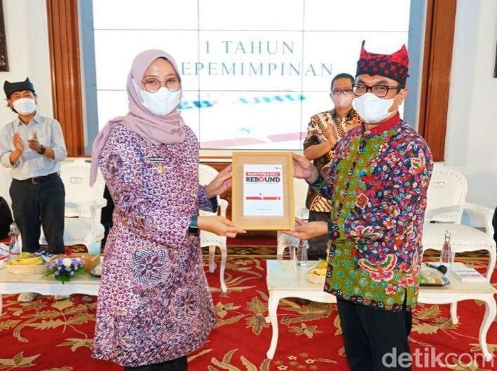 Civitas akademika Universitas 17 Agustus 1945 (Untag) Banyuwangi meluncurkan buku berjudul Banyuwangi Rebound: Imajinasi dan Langkah Awal Ipuk-Sugirah Memimpin Banyuwangi. Buku ini mengupas tentang visi kepemimpinan dan kiprah satu tahun pertama kepemimpinan Bupati dan Wakil Bupati Banyuwangi.