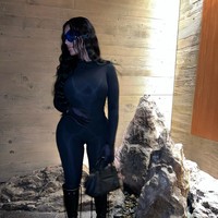 Selebgram berusia 27 tahun ini memiliki fitur tubuh seperti Kim Kardashian, tubuhnya berisi sementara perut ramping. Foto: Instagram/@chaneyjonesssss