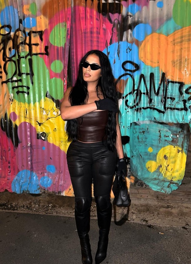 Kanye West tertangkap kamera jalan bareng Chaney Jones di Miami pada Kamis (24/02/2022). Keduanya menghabiskan malam hingga dini hari di sebuah klub. Foto: Instagram/@chaneyjonesssss