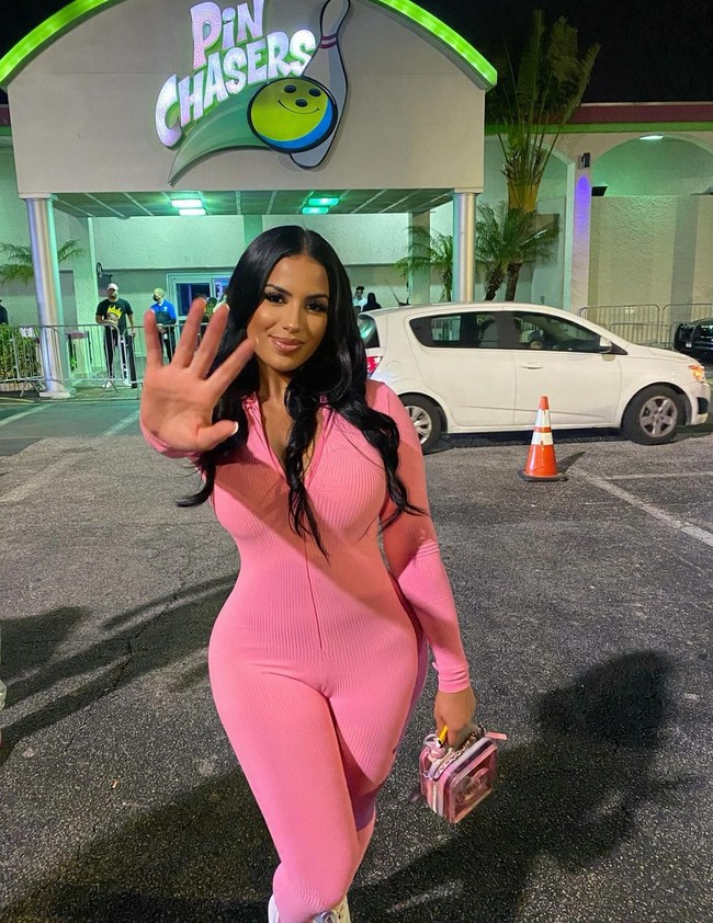 Sosok Chaney Jones jadi sorotan karena perawakan maupun penampilannya dinilai sangat mirip dengan Kim Kardashian. Foto: Instagram/@chaneyjonesssss