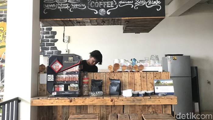 Dapoer Kafa di Sukabumi  tidak cuma tempat ngopi tapi bisa nonton mobil antik.