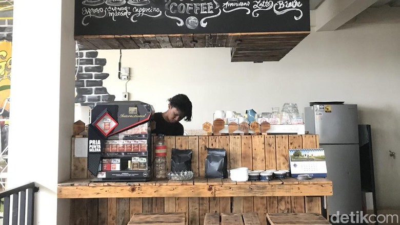 Dapoer Kafa di Sukabumi Dapoer Kafa di Sukabumi tidak cuma tempat ngopi tapi bisa nonton mobil antik.