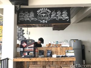 Asyiknya Ngopi Sambil Lihat Koleksi Mobil Klasik di Sini