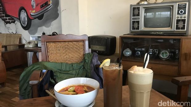 Dapoer Kafa di Sukabumi  tidak cuma tempat ngopi tapi bisa nonton mobil antik.