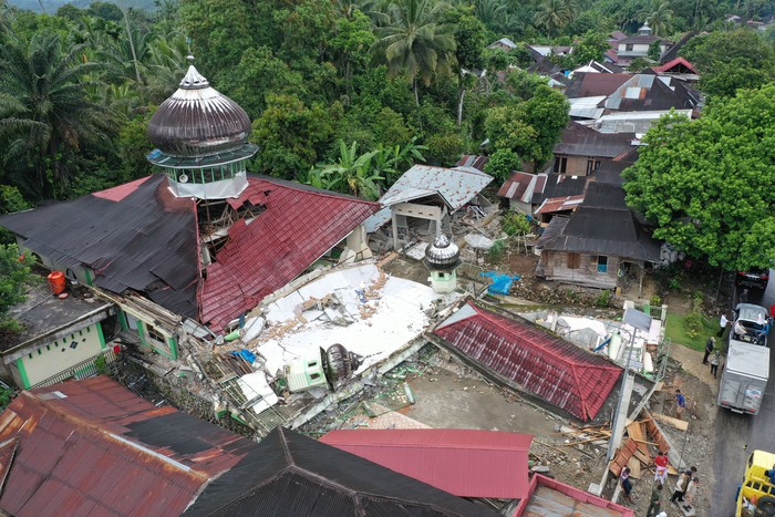 Foto udara masjid yang runtuh akibat gempa di Nagari Kajai, Kabupaten Pasaman Barat, Sumatera Barat, Jumat (25/2/2022). Badan Nasional Penanggulangan Bencana (BNPB) menyatakan gempa berkekuatan magnitudo 6,2 di Pasaman Barat dan sekitarnya itu mengakibatkan tujuh warga meninggal dunia. ANTARA FOTO/Iggoy el Fitra/aww.