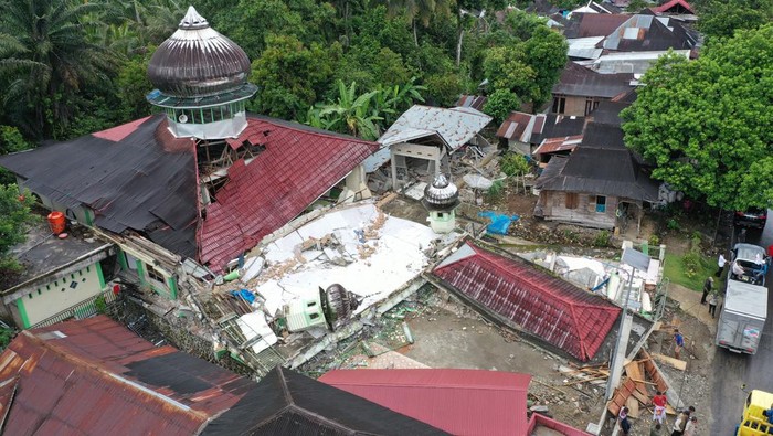 Foto udara masjid yang runtuh akibat gempa di Nagari Kajai, Kabupaten Pasaman Barat, Sumatera Barat, Jumat (25/2/2022). Badan Nasional Penanggulangan Bencana (BNPB) menyatakan gempa berkekuatan magnitudo 6,2 di Pasaman Barat dan sekitarnya itu mengakibatkan tujuh warga meninggal dunia. ANTARA FOTO/Iggoy el Fitra/aww.