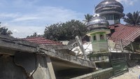 Selain itu gempa juga menyebabkan sejumlah bangunan di daerah tersebut rusak.    
