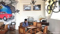 Dapoer Kafa menghadirkan pengalaman makan dan minum kopi bersama keluarga atau teman dengan pemandangan mobil dan suasana klasik (vintage).  