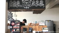 Harganya sangat terjangkau dari mulai Rp 15 ribu sampai Rp 30 ribu. Fasilitas yang ada di sana juga cukup lengkap, ada mushola, toilet dan tempat parkir. Dapoer Kafa buka setiap hari dari jam 14.00 WIB sampai 21.00 WIB.  