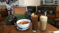 Menu andalan mereka saat ini yaitu Coffee Lychee dengan perpaduan antara biji kopi Sukabumi-an dengan rasa segar buah leci. Kemudian dari segi makanan berat ada tom yum dan riceball kekinian.  