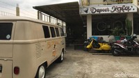 Sekilas tak ada yang berbeda dengan kafe pada umumnya. Mereka menyajikan makanan dan minuman kopi bagi pengunjung. Namun jika diamati, tempat ini memiliki daya tarik tersendiri bagi pengunjung yang datang.  