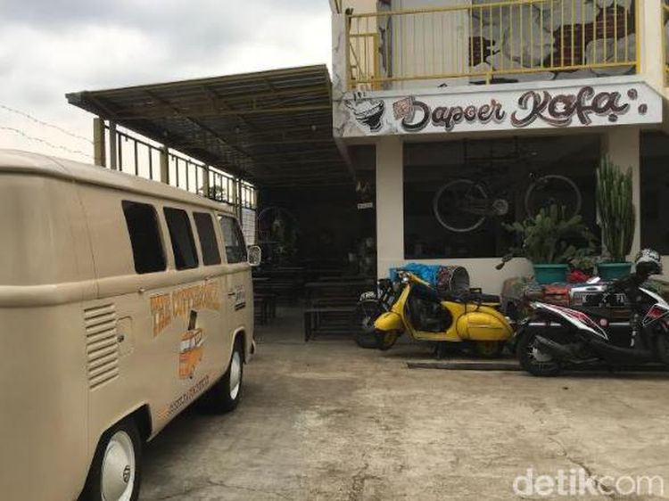 Disini Bisa Nongkrong Asik Sambil Lihat Koleksi Mobil Klasik