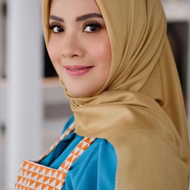 Elma Theana juga dijodohkan sang ibu, Wati Siregar yang merupakan aktris senior. Dari hasil pernikahannya dengan seniman kaligrafi Fary Indarto, Elma dikaruniai seorang anak perempuan bernama Adinda Thalia Salsabila atau disapa Isya. Sayangnya mereka telah bercerai pada tahun 2003. Foto: Instagram @elmatheana