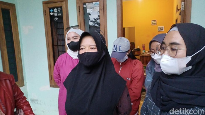 Emak-emak Jadi Korban Penipuan Minyak Goreng, Rugi Sampai 1,5 M Puluhan emak-emak menjadi korban penipuan penjual minyak goreng di Bandung. Bahkan korbannya mencapai 22 orang dengan kerugian mencapai 1,5 miliar.
