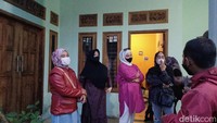 Lilis menuturkan terduga pelaku menggoda korban dengan segera membeli minyak goreng. Namun, kata dia, minyak goreng yang diberikan kepada korban tidak sepenuhnya diberikan. 