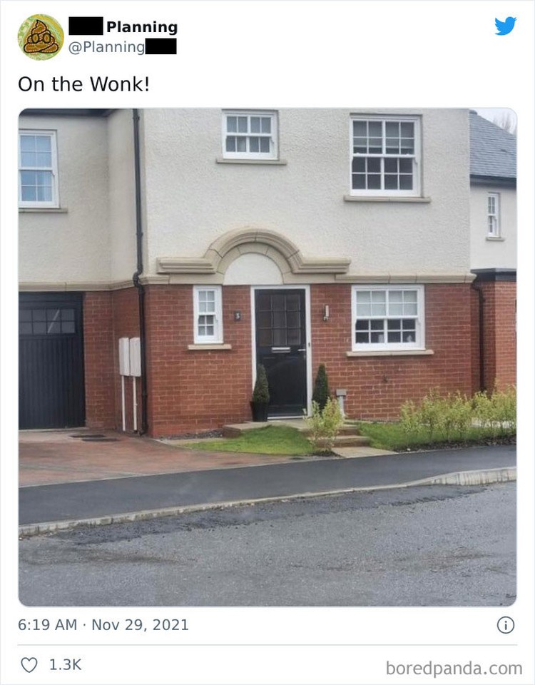 Ini agak unik sih ya, kenapa kepikiran pintu diletakkan di depan pilarnya begitu ya, detikers? Foto: PlanningS via Bored Panda