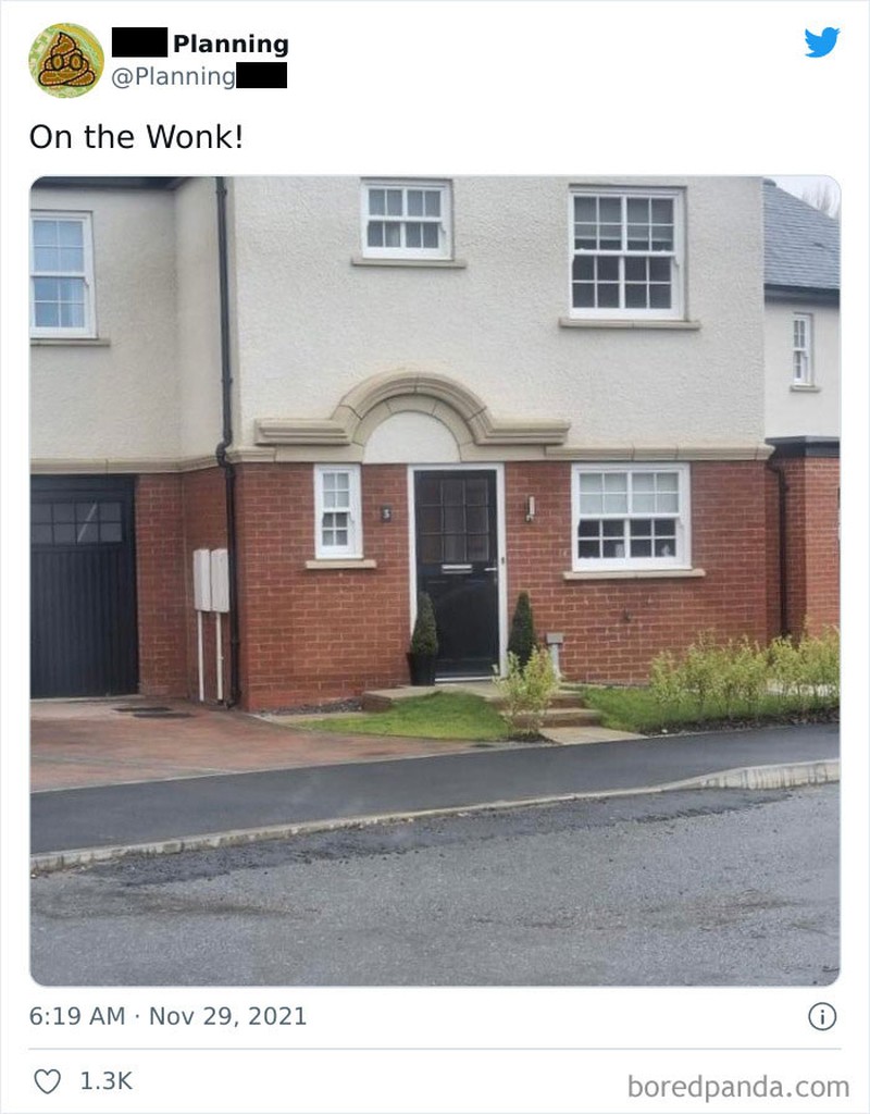 Ini agak unik sih ya, kenapa kepikiran pintu diletakkan di depan pilarnya begitu ya, detikers? Foto: PlanningS via Bored Panda