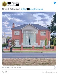 Ini agak unik sih ya, kenapa kepikiran pintu diletakkan di depan pilarnya begitu ya, detikers? Foto: PlanningS via Bored Panda