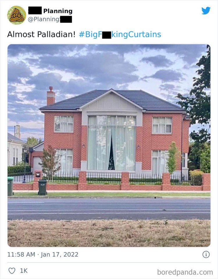 Ini agak unik sih ya, kenapa kepikiran pintu diletakkan di depan pilarnya begitu ya, detikers? Foto: PlanningS via Bored Panda