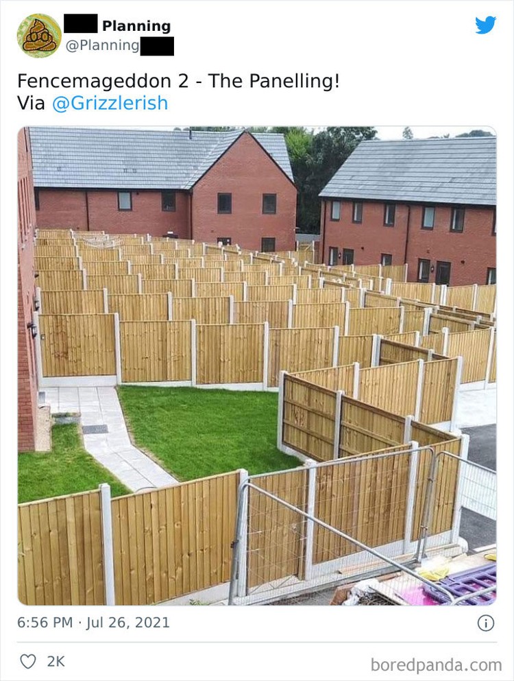 Ini agak unik sih ya, kenapa kepikiran pintu diletakkan di depan pilarnya begitu ya, detikers? Foto: PlanningS via Bored Panda