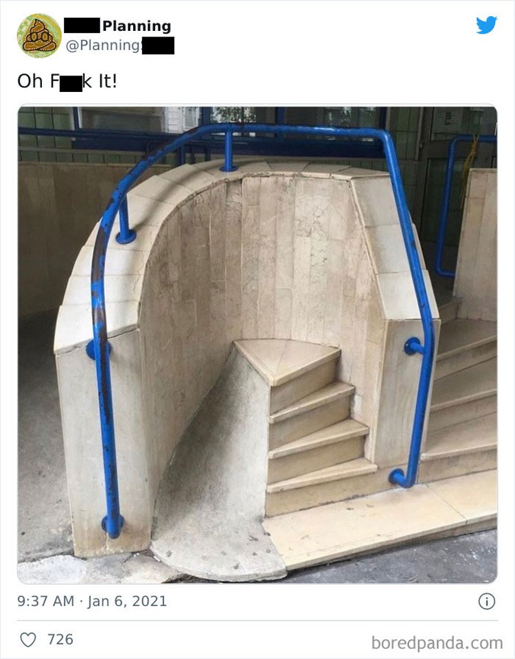 Ini agak unik sih ya, kenapa kepikiran pintu diletakkan di depan pilarnya begitu ya, detikers? Foto: PlanningS via Bored Panda