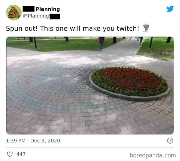 Ini agak unik sih ya, kenapa kepikiran pintu diletakkan di depan pilarnya begitu ya, detikers? Foto: PlanningS via Bored Panda