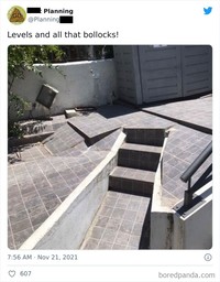 Ini agak unik sih ya, kenapa kepikiran pintu diletakkan di depan pilarnya begitu ya, detikers? Foto: PlanningS via Bored Panda