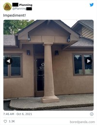 Ini agak unik sih ya, kenapa kepikiran pintu diletakkan di depan pilarnya begitu ya, detikers? Foto: PlanningS via Bored Panda