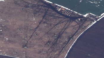 Pergelaran helikopter tempur di Tomarovka, Rusia, 30 km di utara perbatasan Ukraina. Foto: Maxar Technologies