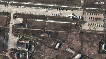 Hangar pesawat hancur dan ada lubang di tarmac akibat bombardir. Beberapa pesawat juga rusak kena bombardir. Foto: Maxar Technologies