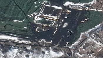 Pergelaran artileri dan peluncur rudal di Belgorod, Russia, sekitar 16 km arah timur dari perbatasan Ukraina. Foto: Maxar Technologies