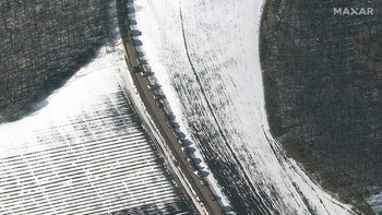 Konvoi kendaraan militer di Sergievka, Russia, 10 km arah timur perbatasan Ukraina. Foto: Maxar Technologies