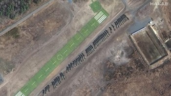 Lebih dari 50 kendaraan angkut alat tempur berat (HET) di Brestsky. Foto: Maxar Technologies