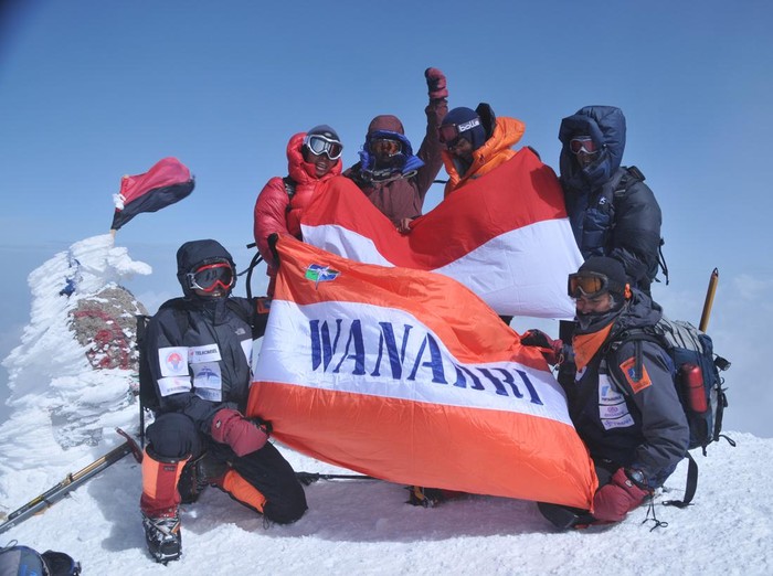 Gina Afriani saat sukses mencapai puncak Elbrus di Rusia